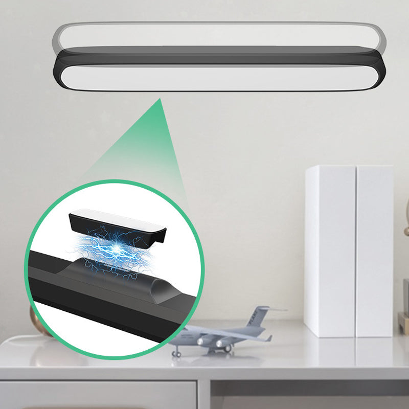 "Magnetisk uppladdningsbar bordslampa, kompakt design, magnetfot, justerbara ljusnivåer, svart eller vit färg."