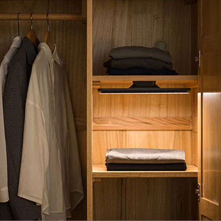 "Magnetisk uppladdningsbar bordslampa, kompakt design, magnetfot, justerbara ljusnivåer, svart eller vit färg."