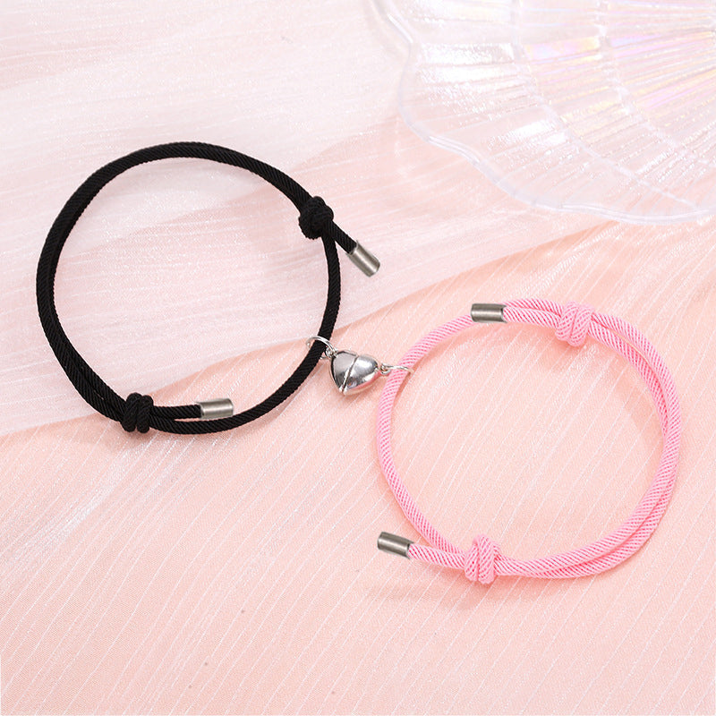 "Magnetiska justerbara nylonarmband för par med hjärtformad magnetberlock, finns i flera färger och justerbara storlekar."
