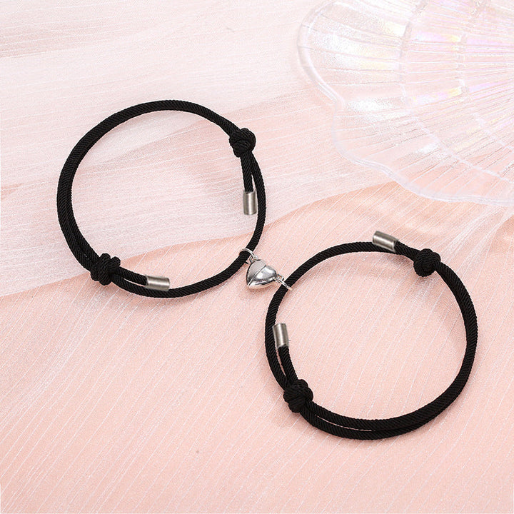 "Magnetiska justerbara nylonarmband för par med hjärtformad magnetberlock, finns i flera färger och justerbara storlekar."
