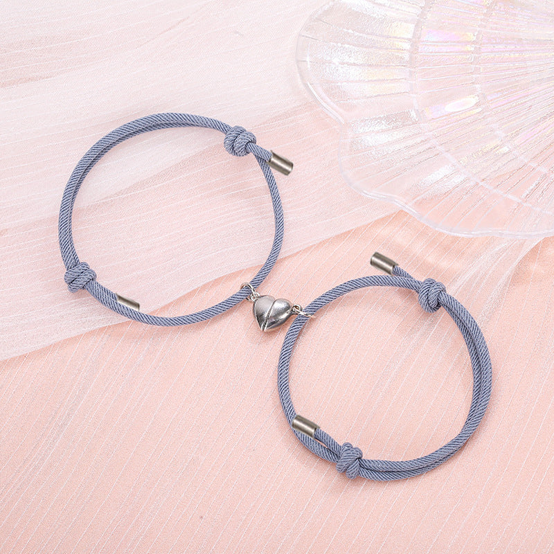 "Magnetiska justerbara nylonarmband för par med hjärtformad magnetberlock, finns i flera färger och justerbara storlekar."