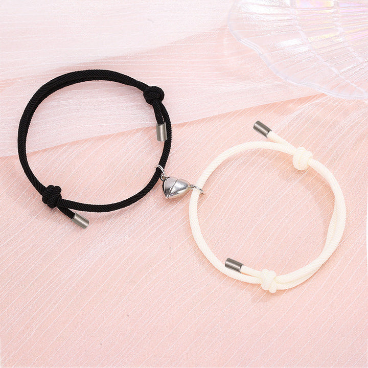"Magnetiska justerbara nylonarmband för par med hjärtformad magnetberlock, finns i flera färger och justerbara storlekar."
