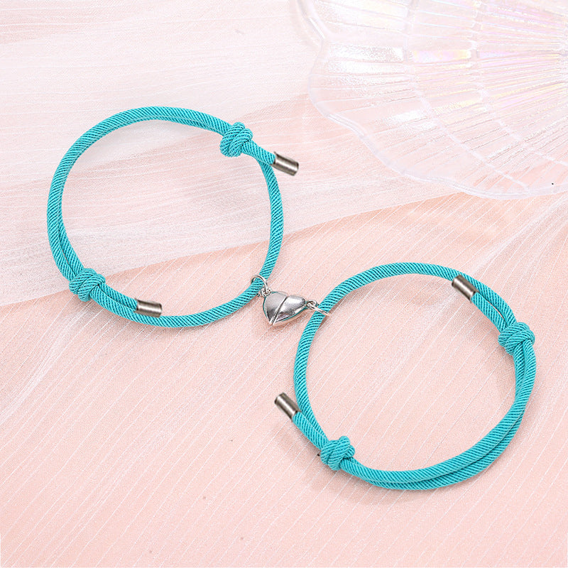 "Magnetiska justerbara nylonarmband för par med hjärtformad magnetberlock, finns i flera färger och justerbara storlekar."