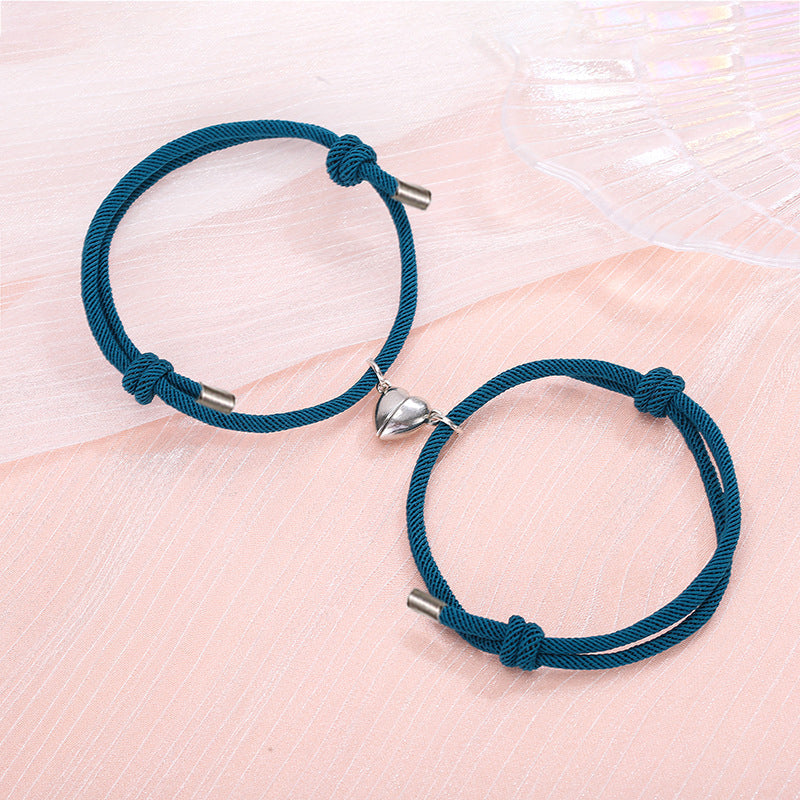 "Magnetiska justerbara nylonarmband för par med hjärtformad magnetberlock, finns i flera färger och justerbara storlekar."