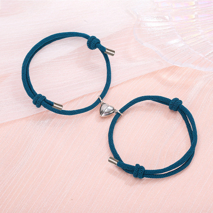 "Magnetiska justerbara nylonarmband för par med hjärtformad magnetberlock, finns i flera färger och justerbara storlekar."