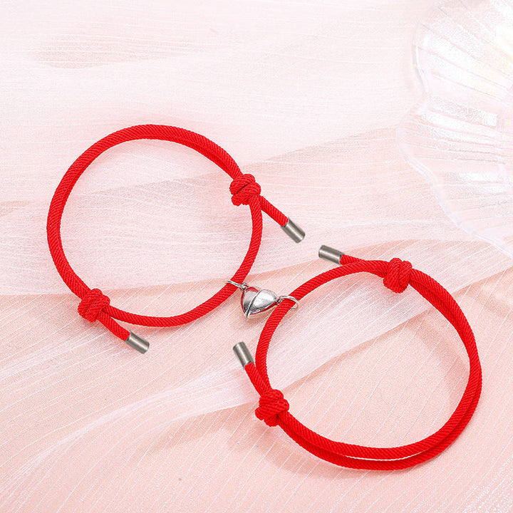 "Magnetiska justerbara nylonarmband för par med hjärtformad magnetberlock, finns i flera färger och justerbara storlekar."