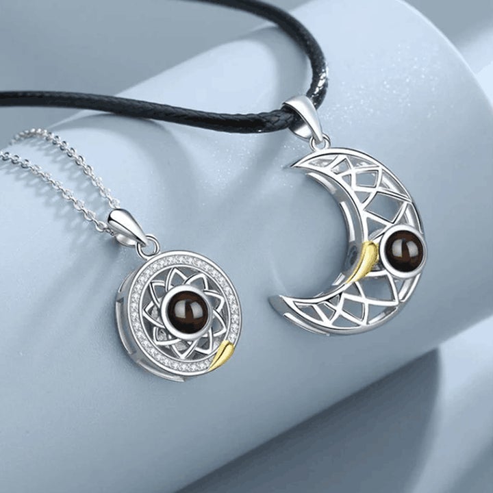 Magnetiskt halsband i sterling silver för par, projicerar kärleksbudskap på flera språk, elegant design med zirkon.