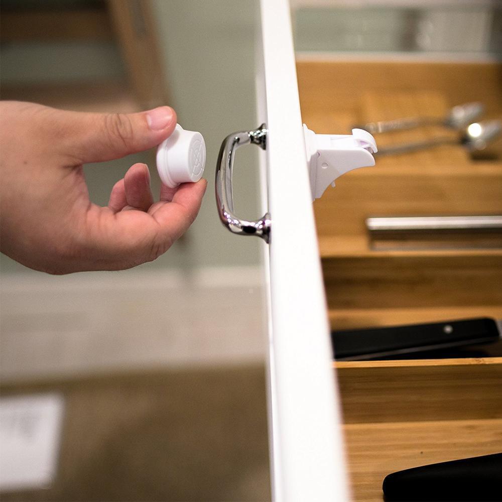 "Magnetiskt osynligt säkerhetslås för barn, diskret design utan skruvar, för säker barnsäkert hem."