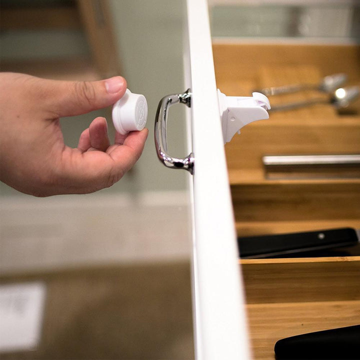 "Magnetiskt osynligt säkerhetslås för barn, diskret design utan skruvar, för säker barnsäkert hem."