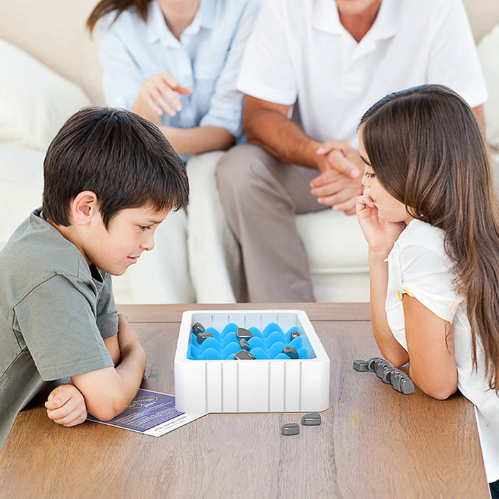 Magnetiskt schackspel leksak för fler spelare visas med schackbräde och pjäser, perfekt för familjekvällar.