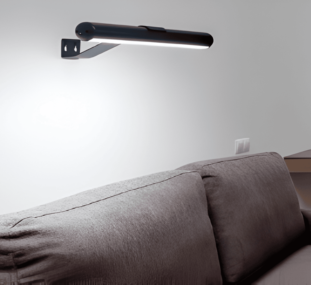Elegant MagniLite vägglampa, USB-laddningsbar & dimbar. Skapar mysig heminredning med flexibelt ljus.