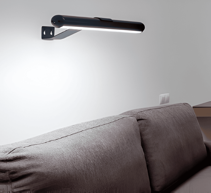 Elegant MagniLite vägglampa, USB-laddningsbar & dimbar. Skapar mysig heminredning med flexibelt ljus.