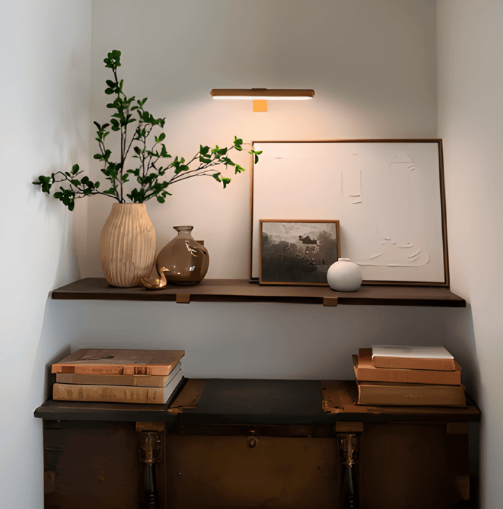 MagniLite LED-vägglampa, dimbar med fjärrkontroll. Modern heminredning med optimal belysning.