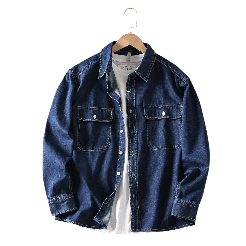 Man i retro denimskjorta med avslappnad passform, perfekt för lagerpålag i vintage-stil, bekväm blå jeansskjorta.