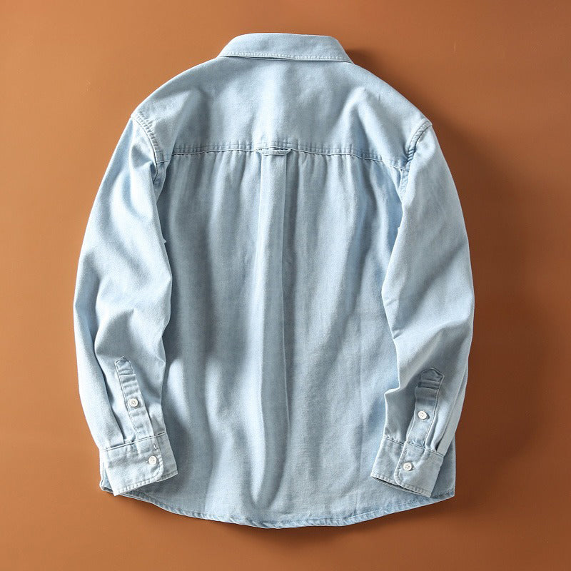 Retro denimskjorta för män, med bröstfickor och knappar, idealisk för en avslappnad vintage jeansskjorta herrstil.
