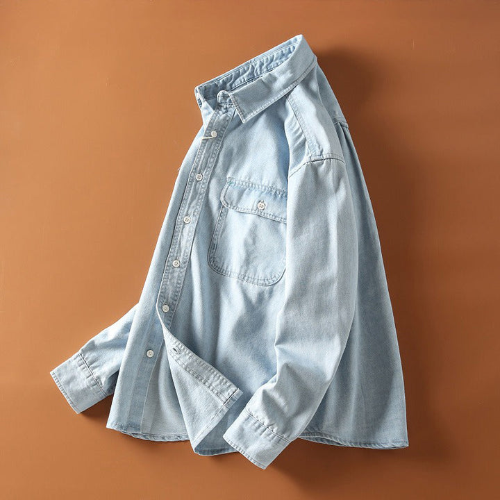 Helkroppsbild av man som bär en bekväm, avslappnad retro denimskjorta i blått, perfekt som herrskjorta vardagsbruk.