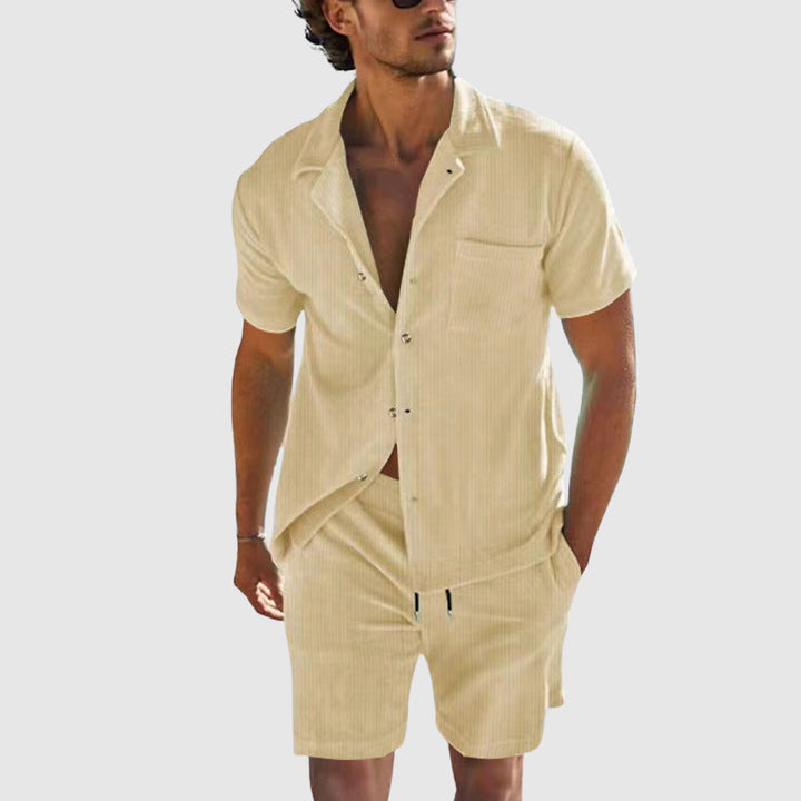 Herr sommarset med modern kortärmad skjorta och bekväma shorts, perfekt för strand eller lediga dagar.