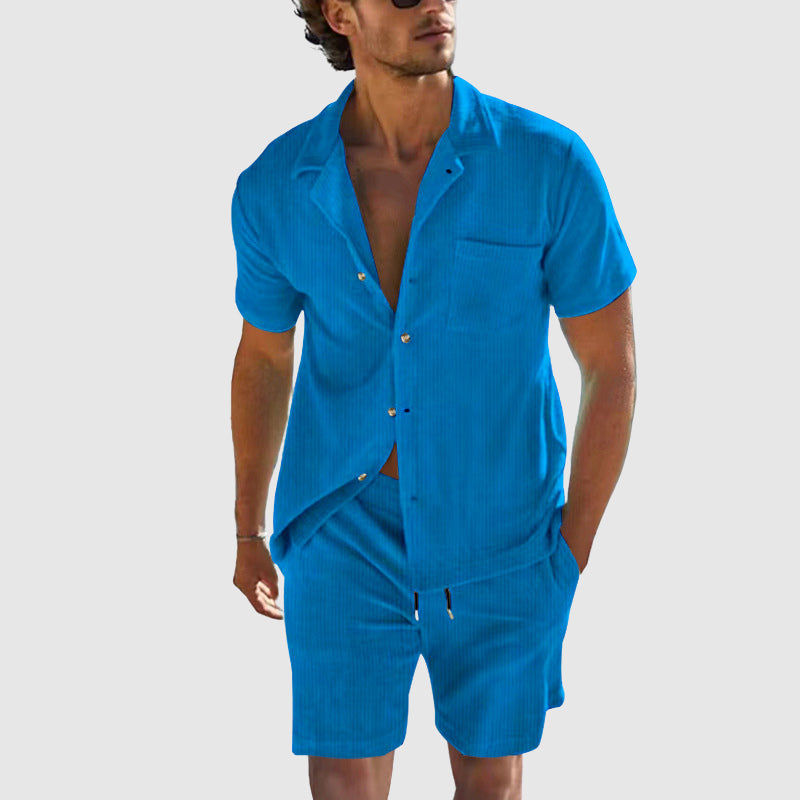 Herrkläder: elegant och bekvämt sommarset med kortärmad skjorta och shorts, redo för semestern.