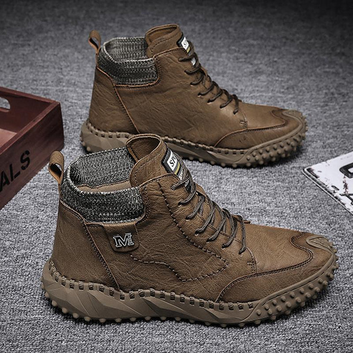 "Män retro PU-läder ankelstövlar, bruna med snörning och rund tå, halkfria gummisula. Eleganta för höst och vinter."