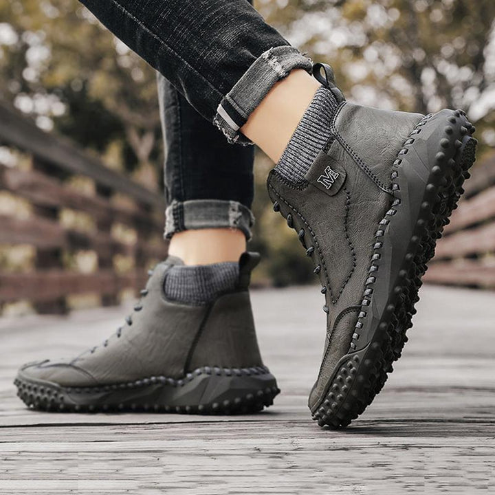 "Män retro PU-läder ankelstövlar, bruna med snörning och rund tå, halkfria gummisula. Eleganta för höst och vinter."