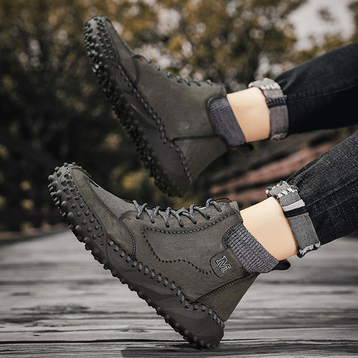 "Män retro PU-läder ankelstövlar, bruna med snörning och rund tå, halkfria gummisula. Eleganta för höst och vinter."