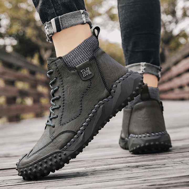"Män retro PU-läder ankelstövlar, bruna med snörning och rund tå, halkfria gummisula. Eleganta för höst och vinter."