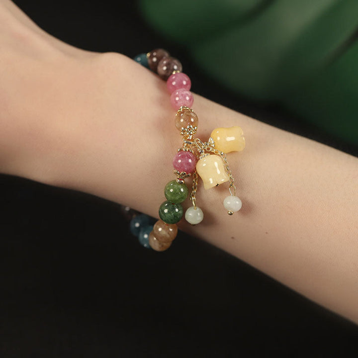 "Mångfärgat turmalin-armband för kvinnor, naturliga stenar, elegant och unikt designad smyckeaccessoar."