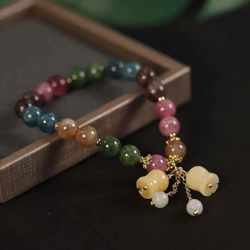 "Mångfärgat turmalin-armband för kvinnor, naturliga stenar, elegant och unikt designad smyckeaccessoar."