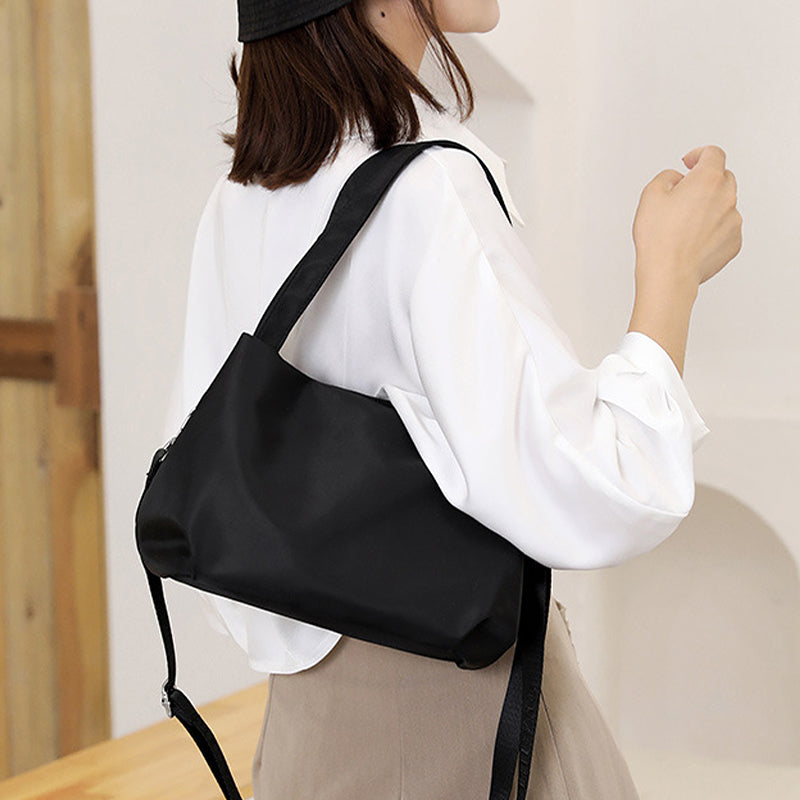 "Mångsidig nylon crossbody väska för kvinnor med ficka, justerbar rem och fler färgval, perfekt för vardag och resor."