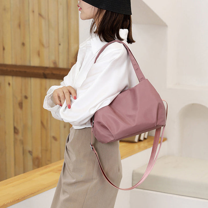 "Mångsidig nylon crossbody väska för kvinnor med ficka, justerbar rem och fler färgval, perfekt för vardag och resor."