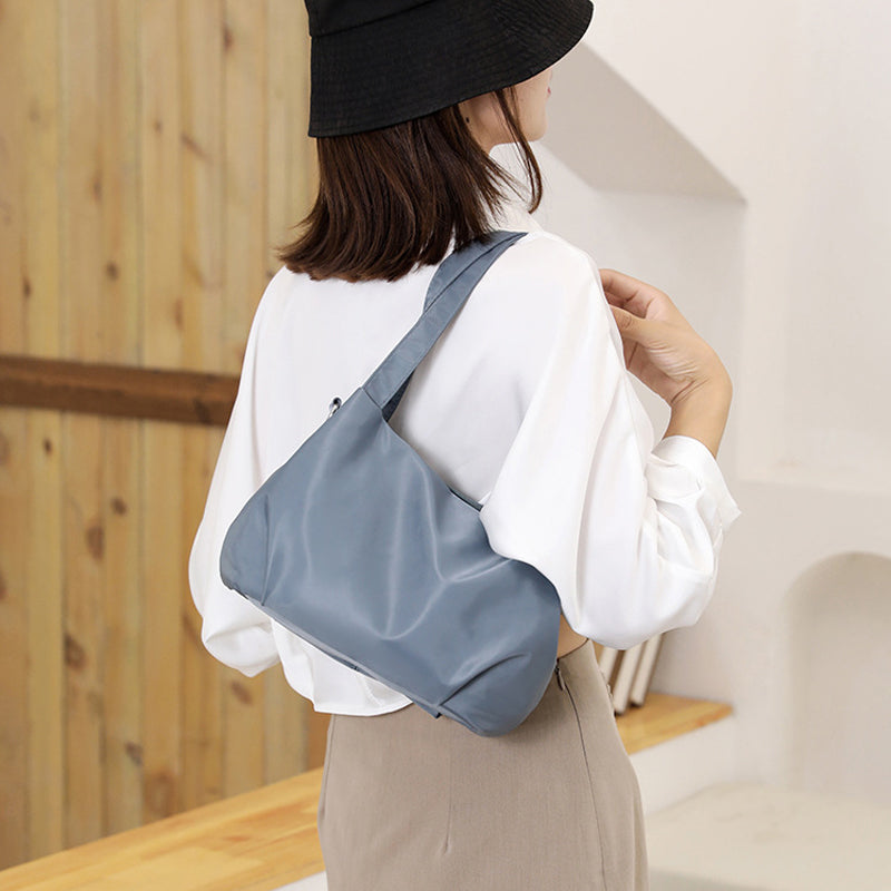 "Mångsidig nylon crossbody väska för kvinnor med ficka, justerbar rem och fler färgval, perfekt för vardag och resor."