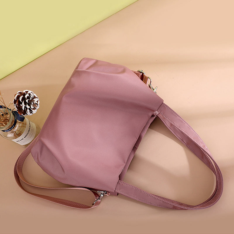 "Mångsidig nylon crossbody väska för kvinnor med ficka, justerbar rem och fler färgval, perfekt för vardag och resor."