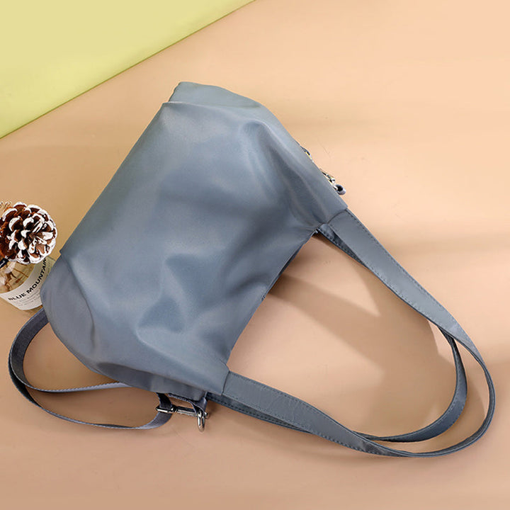 "Mångsidig nylon crossbody väska för kvinnor med ficka, justerbar rem och fler färgval, perfekt för vardag och resor."