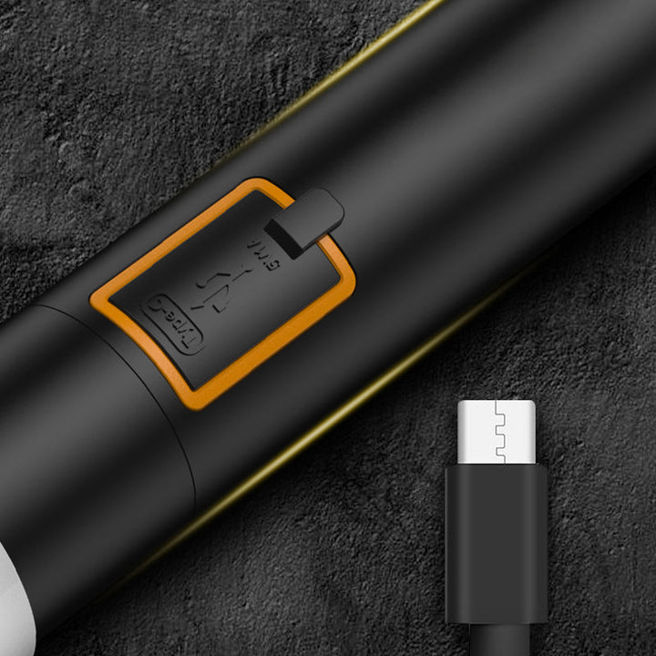 "Mångsidig Super Power LED-ficklampa med 1000 lumen, robust design, XHP50 LED, svart kropp, 3 ljuslägen, IP4-klassad."