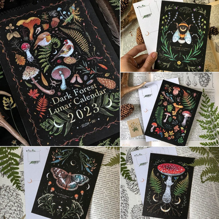 "Månkalender 2023 med mörka skogsmotiv, intrikata illustrationer, fångar natur och magi, fullmåne och stjärntecken."