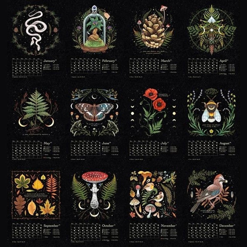 "Månkalender 2023 med mörka skogsmotiv, intrikata illustrationer, fångar natur och magi, fullmåne och stjärntecken."