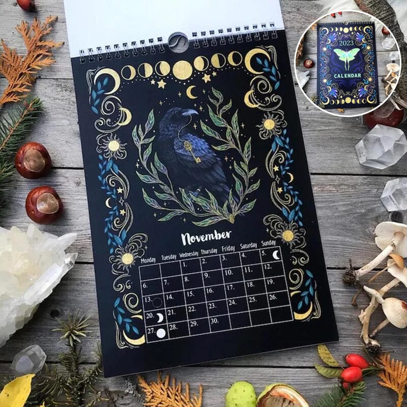 Månkalender 2023 med mystiska djur och botanik, A4-format, visar månfaser och stjärntecken, magiskt skogstema.