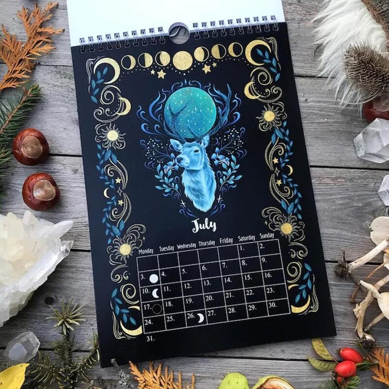 Månkalender 2023 med mystiska djur och botanik, A4-format, visar månfaser och stjärntecken, magiskt skogstema.