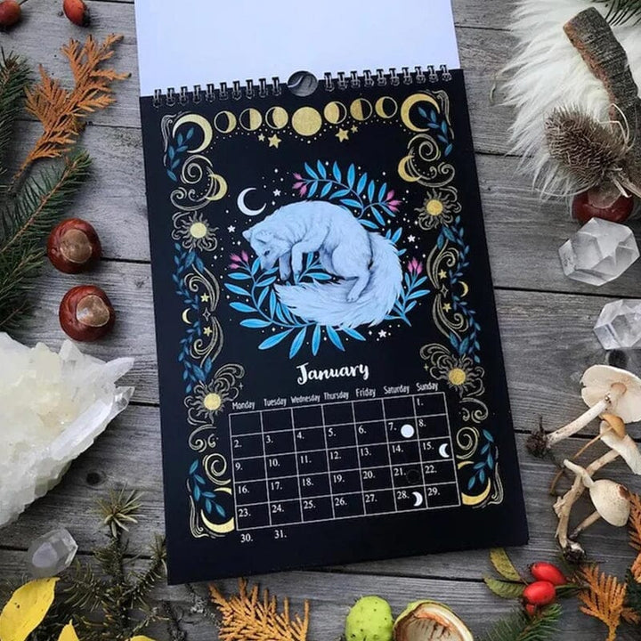 Månkalender 2023 med mystiska djur och botanik, A4-format, visar månfaser och stjärntecken, magiskt skogstema.