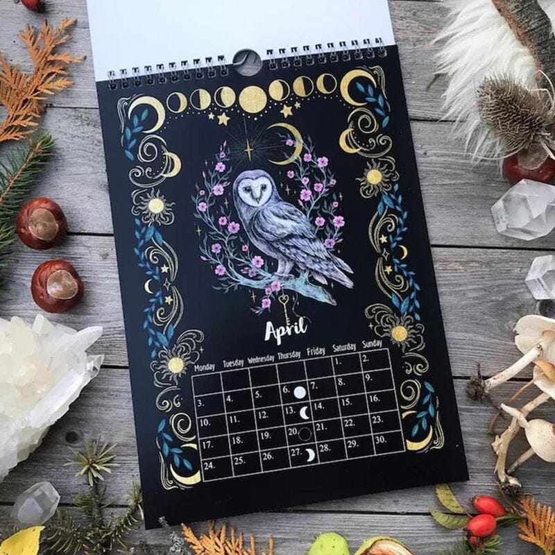 Månkalender 2023 med mystiska djur och botanik, A4-format, visar månfaser och stjärntecken, magiskt skogstema.