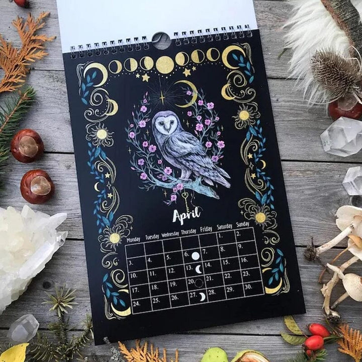 Månkalender 2023 med mystiska djur och botanik, A4-format, visar månfaser och stjärntecken, magiskt skogstema.