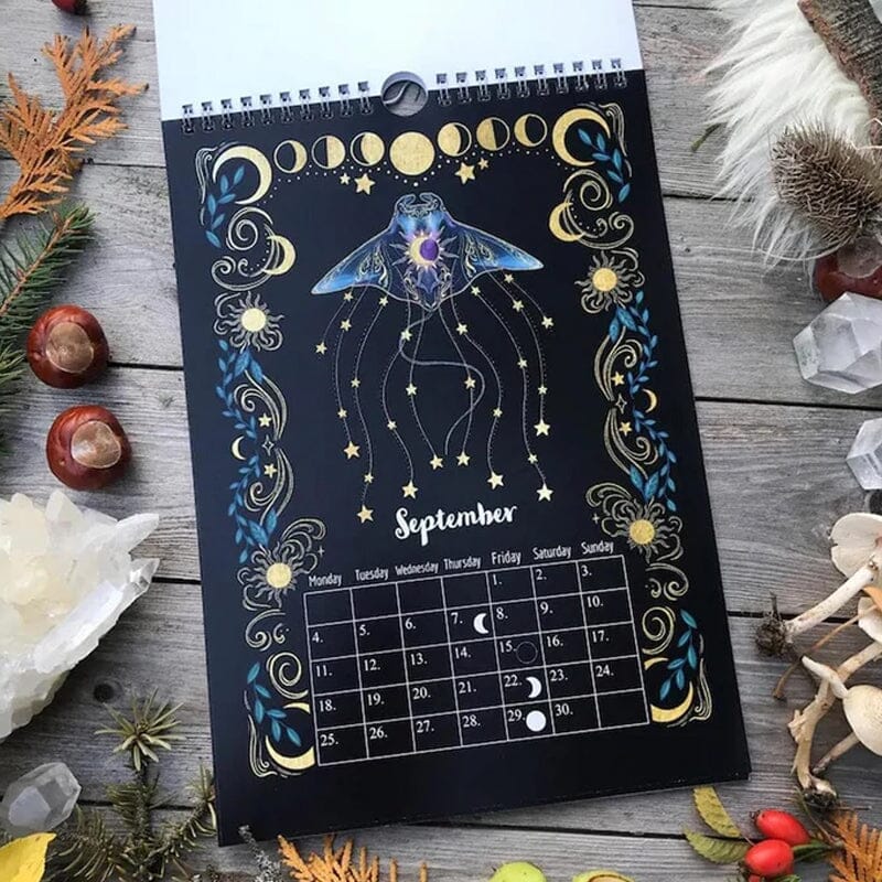 Månkalender 2023 med mystiska djur och botanik, A4-format, visar månfaser och stjärntecken, magiskt skogstema.