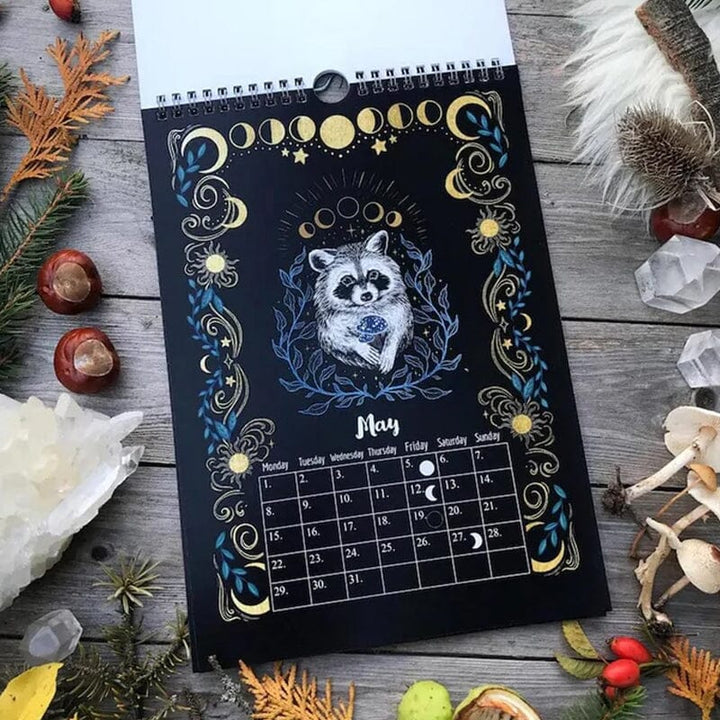 Månkalender 2023 med mystiska djur och botanik, A4-format, visar månfaser och stjärntecken, magiskt skogstema.