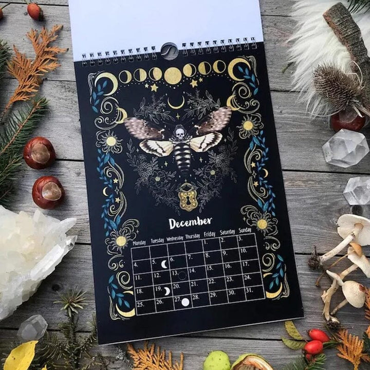 Månkalender 2023 med mystiska djur och botanik, A4-format, visar månfaser och stjärntecken, magiskt skogstema.