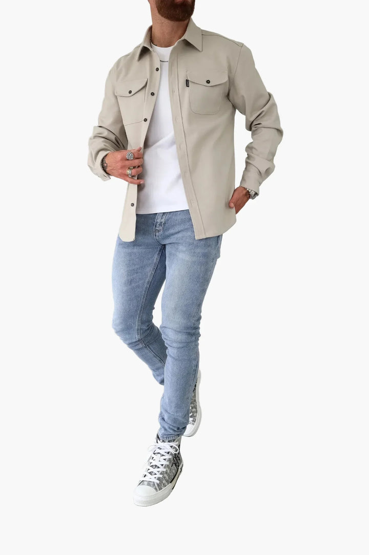 Trendig herrskjortjacka för lager på lager, idealisk som vårjacka eller höstjacka för en snygg casual look.