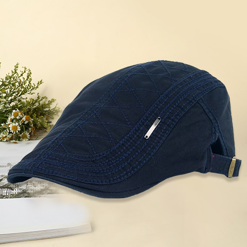 "Mäns casual keps med broderi, kort brätte och strukturerad design i svart bomull, stilfull och justerbar för perfekt passfor