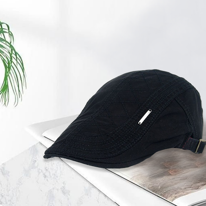 "Mäns casual keps med broderi, kort brätte och strukturerad design i svart bomull, stilfull och justerbar för perfekt passfor