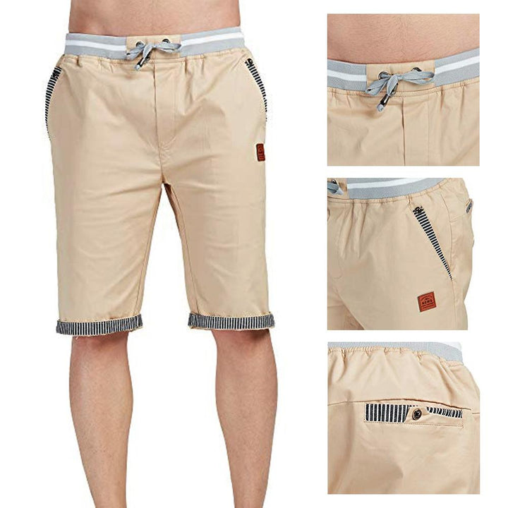 "Mäns casual shorts med elastisk midja i bomull, randig fickdetalj och bakfickor, visad framifrån i ljusgrå nyans."