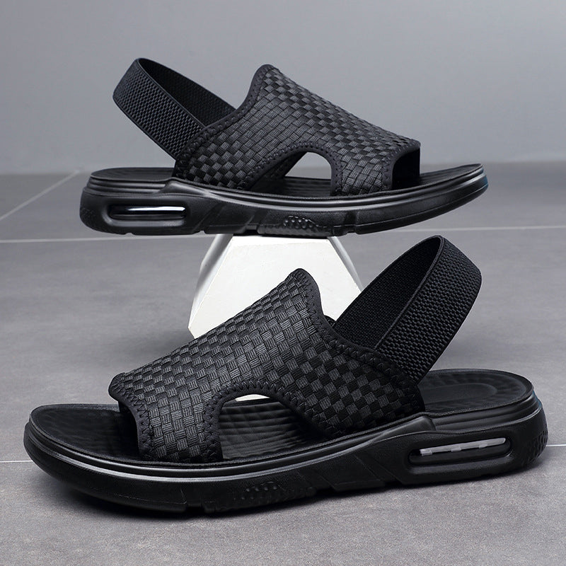 "Mäns luftiga svarta strandsandaler med elastisk rem, öppen tå och mjuk luftkuddesula för optimal sommarkomfort."