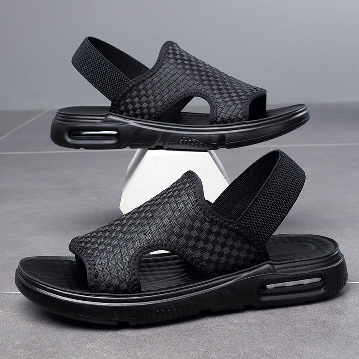 "Mäns luftiga svarta strandsandaler med elastisk rem, öppen tå och mjuk luftkuddesula för optimal sommarkomfort."
